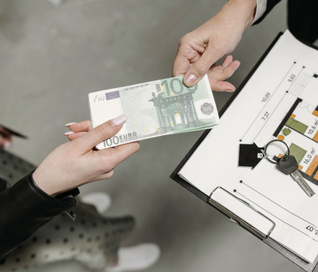 People exchanging Euro