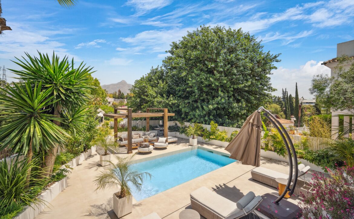 Garden with swimming pool