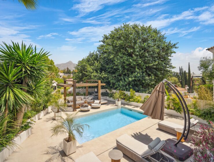 Garden with swimming pool